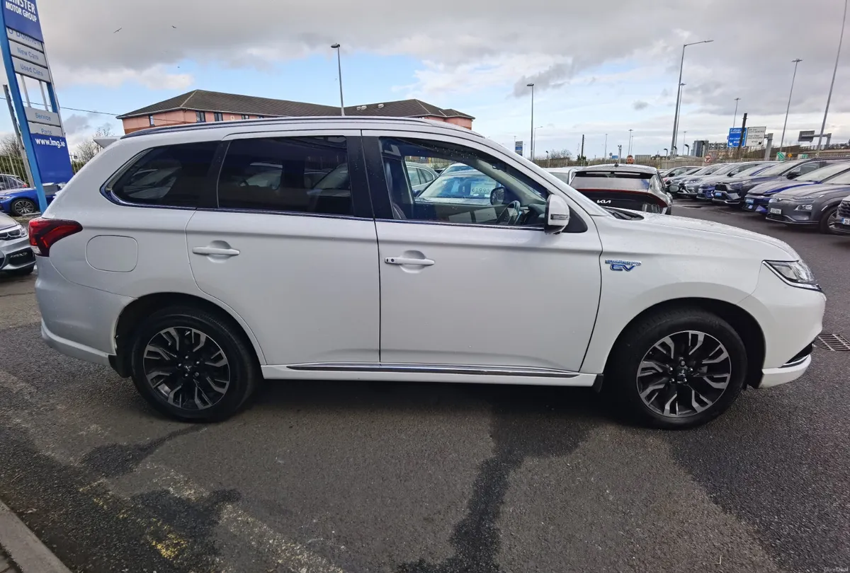 MITSUBISHI OUTLANDER 2.0 5H AUTOMATIC PHEV - Image 4