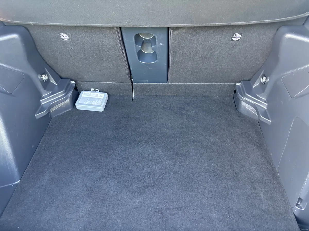 2023 TOYOTA YARIS CROSS LUNA 1.5i HYBRID A/T - Image 3