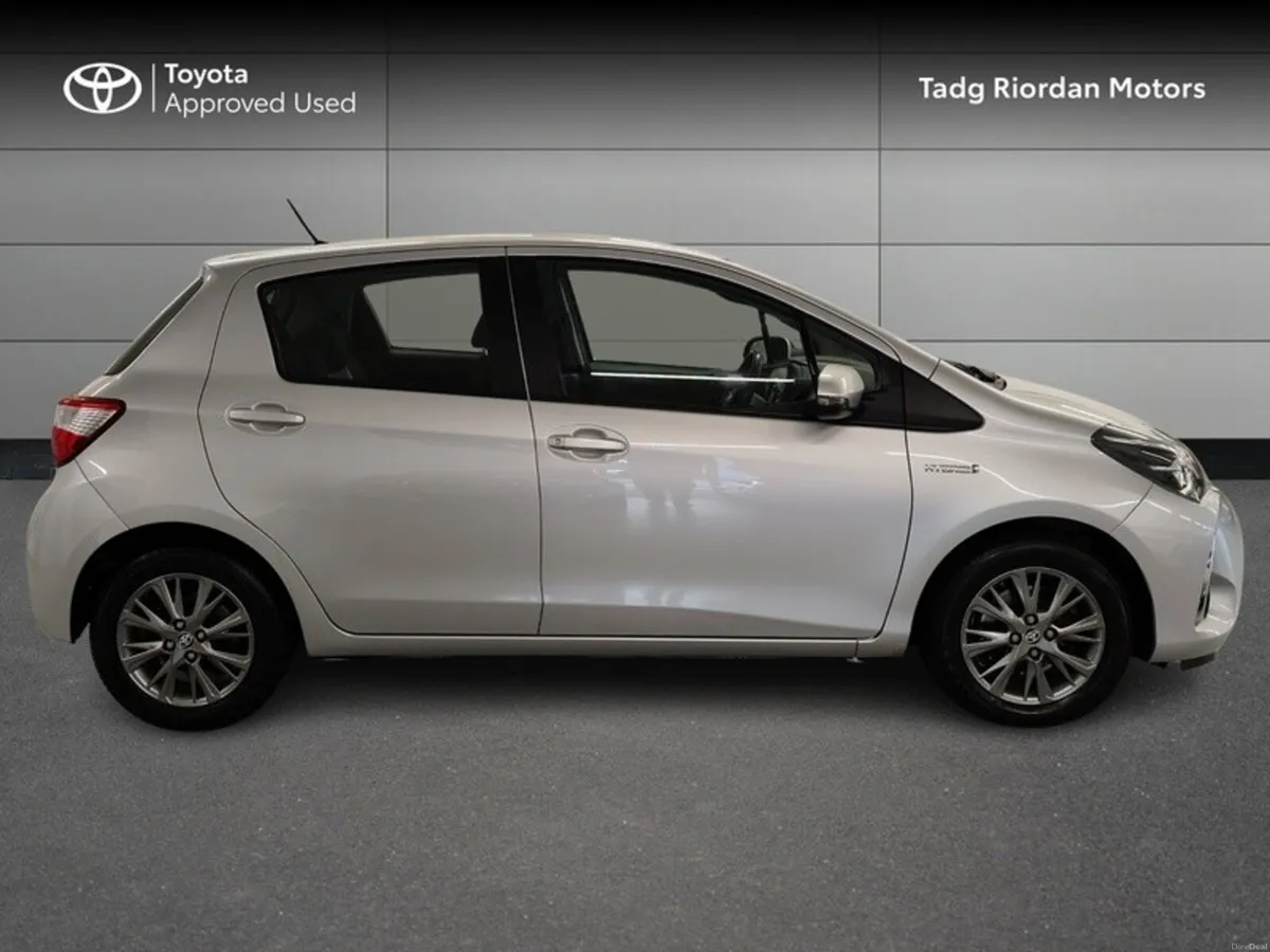 Toyota Yaris HYBRID 5DR LUNA - Image 3