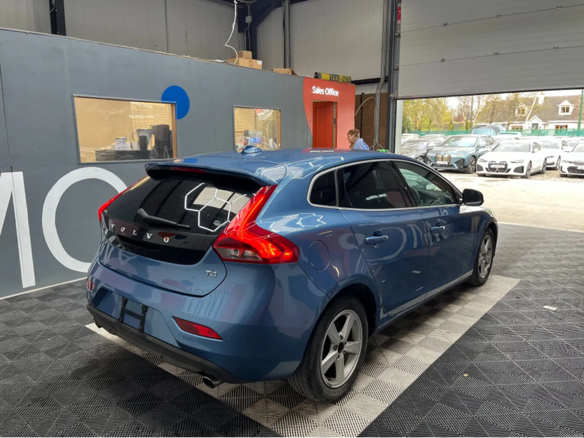 Volvo V40 2015 VOLVO V40 T4 1.6 AUTOMATIC / CRUISE - Image 2