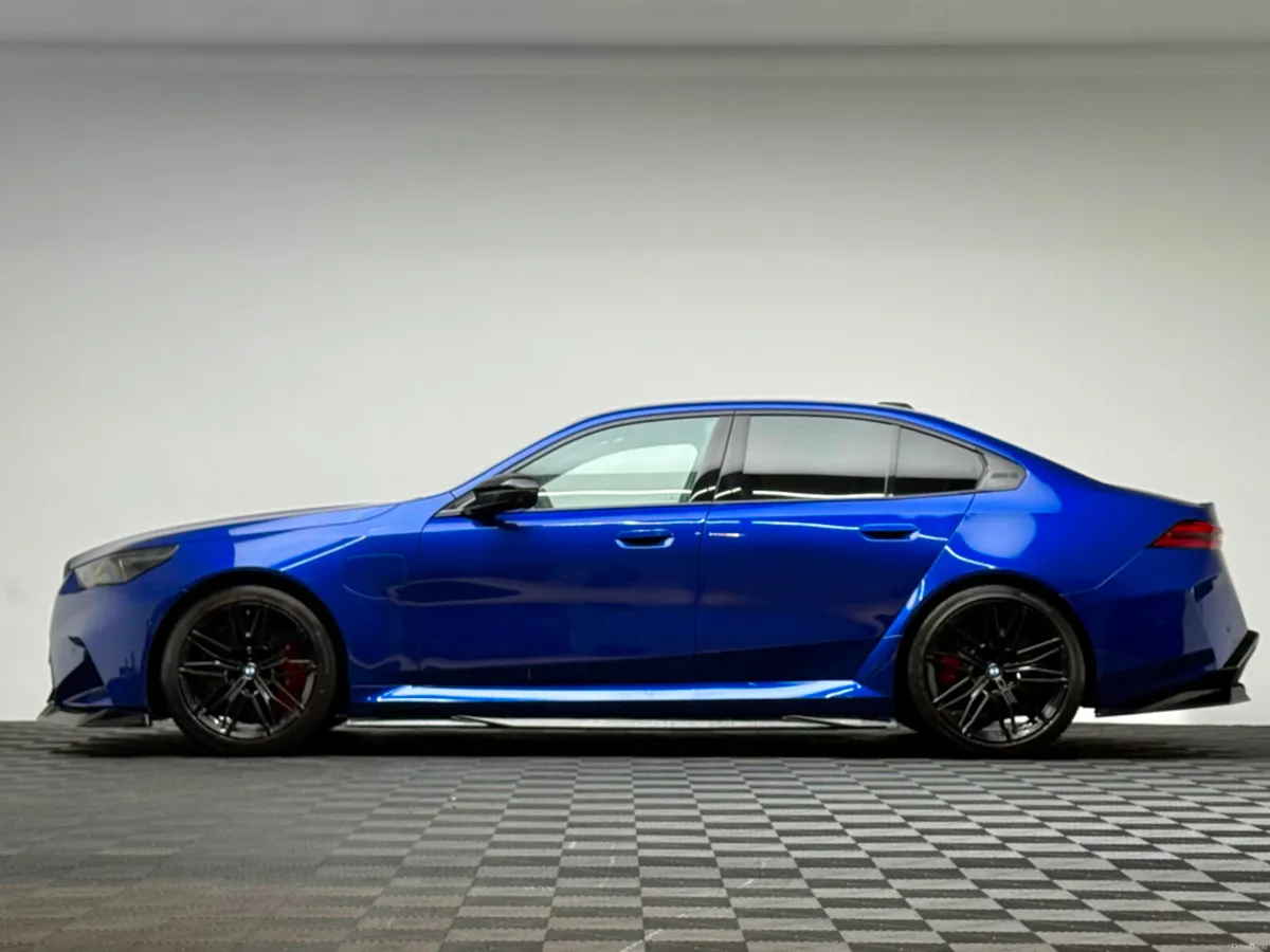 BMW M5 M5 4.4 PHEV 727HP MARINA BAY - Image 4