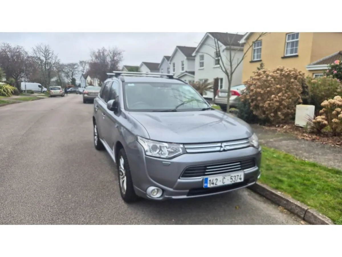 2014 Mitsubishi Outlander plugin with full leather - Image 2