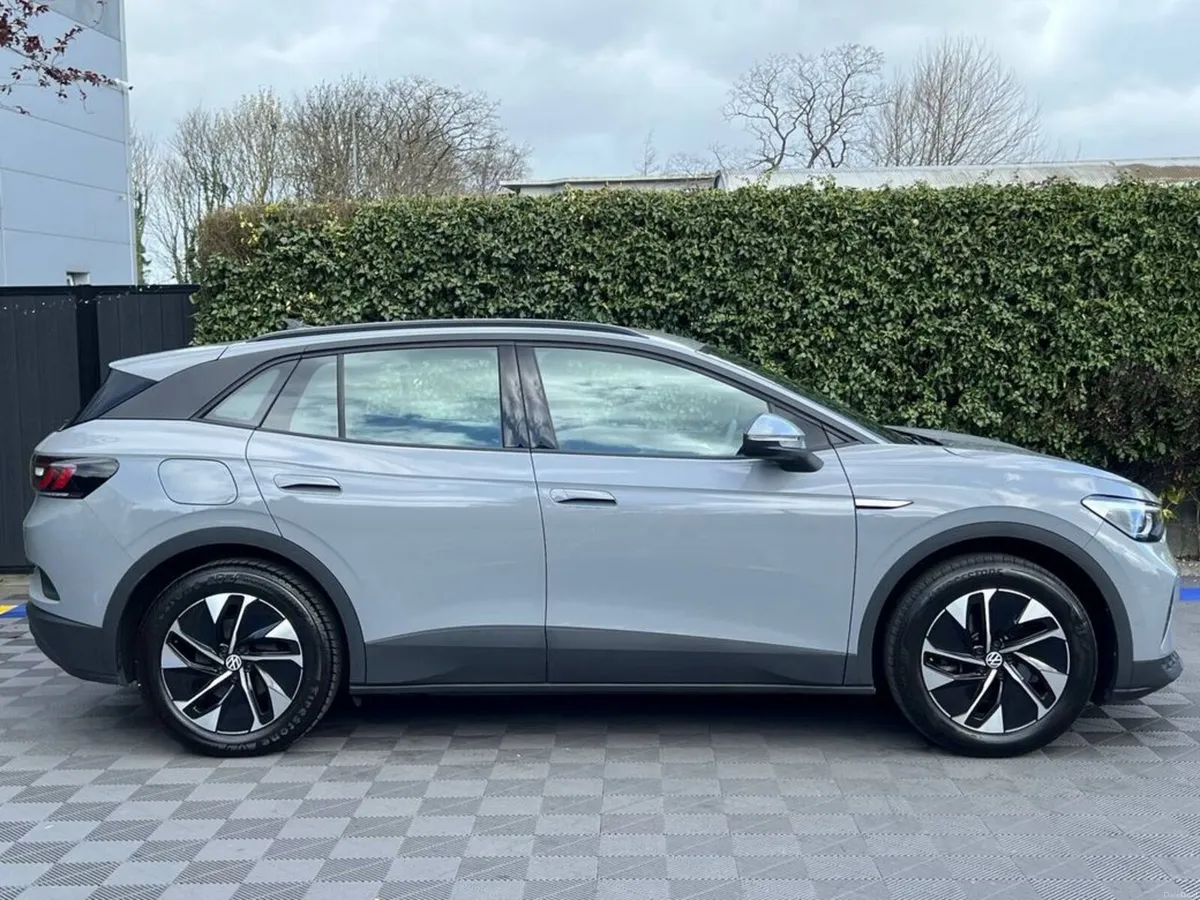Volkswagen ID.4 PURE LIFE 52KWH // VERY LOW MILEAG - Image 2