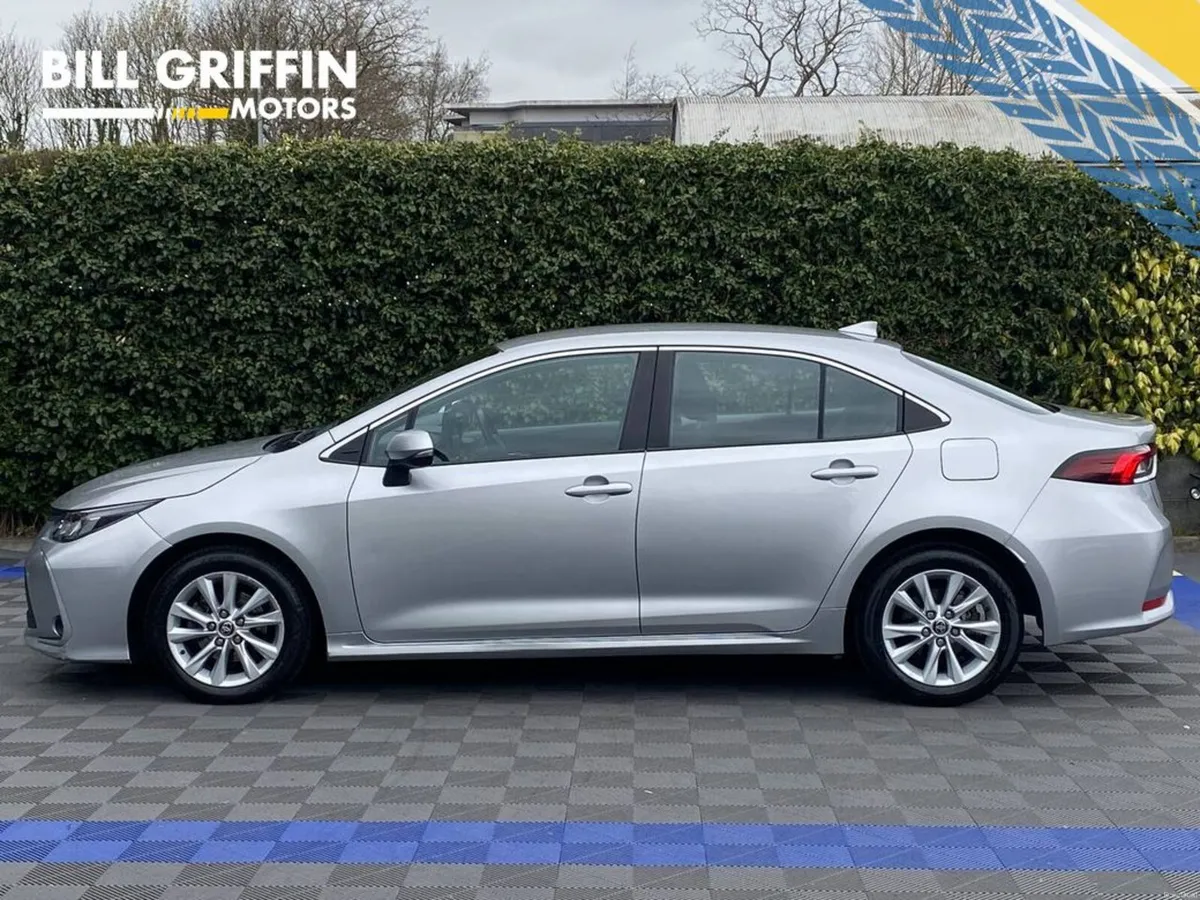 Toyota Corolla LUNA 1.8 HYBRID // APPLE CARPLAY/AN - Image 3