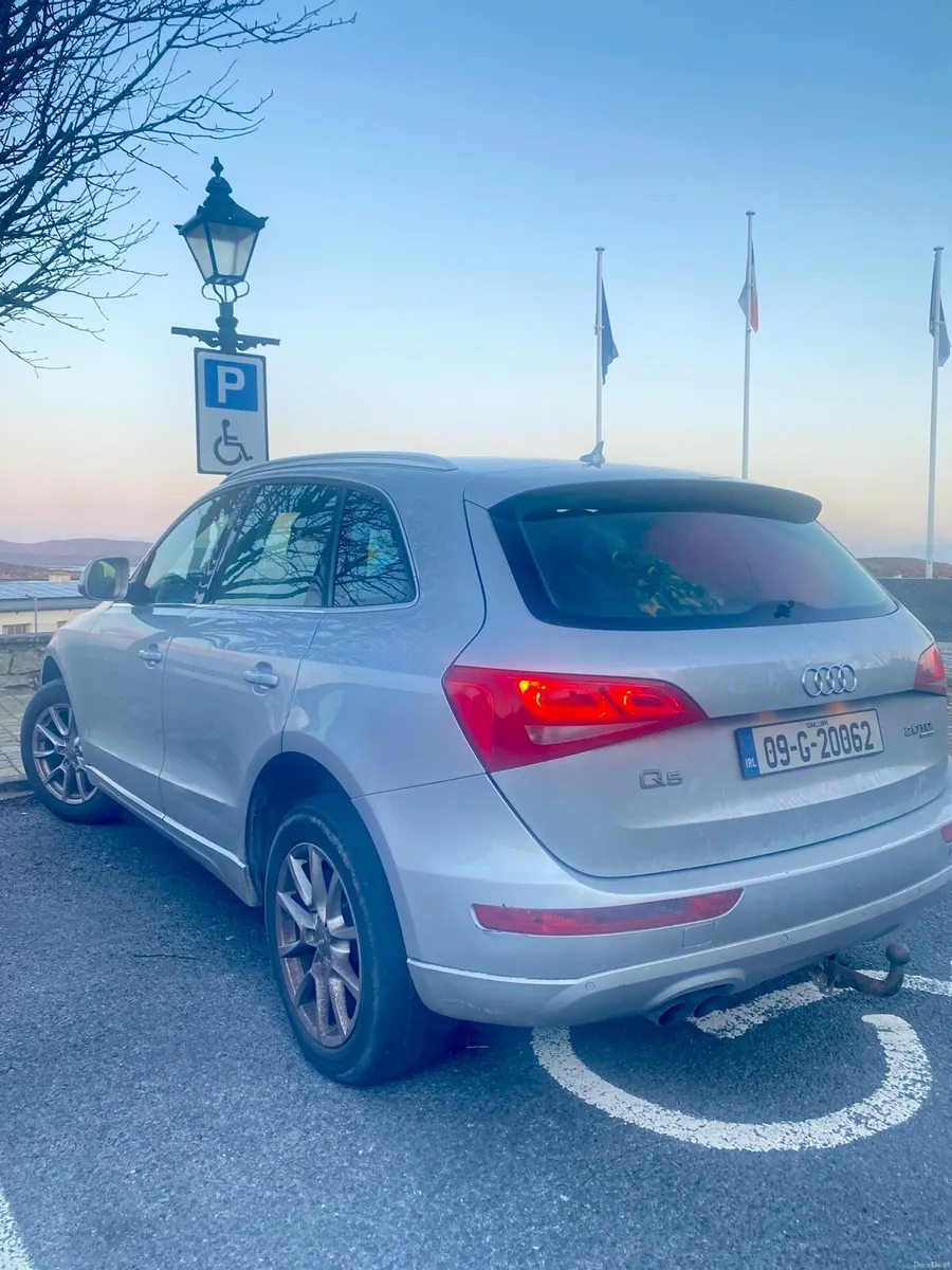 Audi Q5 full leather stamped service history - Image 1