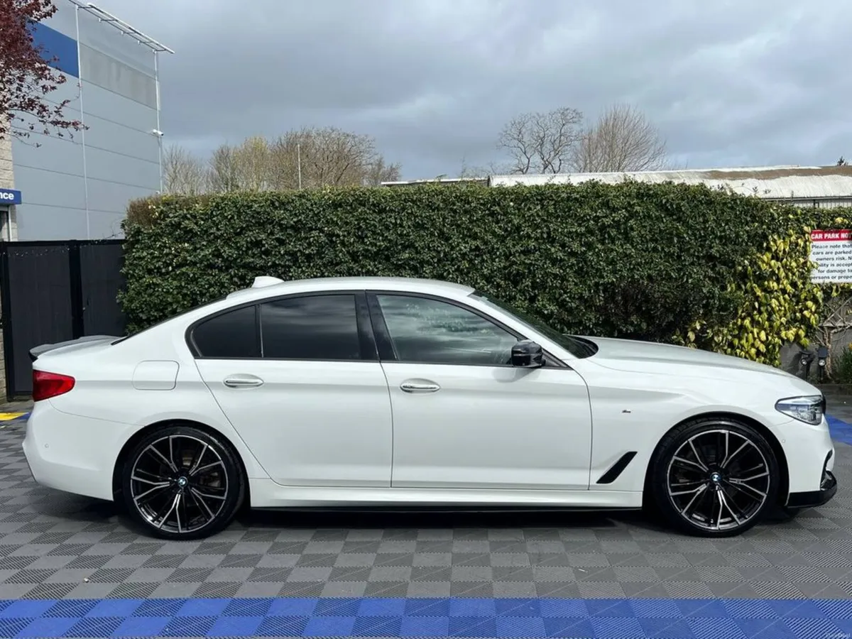 BMW 5-Series 523d M-SPORT 2.0 AUTO // HEADS-UP DIS - Image 2
