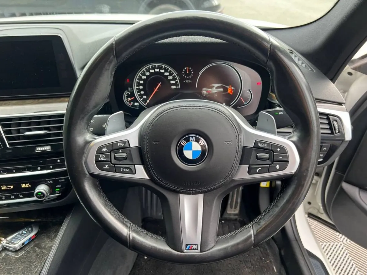 BMW 5-Series 523d M-SPORT 2.0 AUTO // HEADS-UP DIS - Image 4