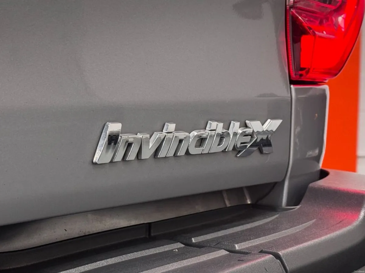 Toyota Hilux INVINCIBLE X 4WD D-4D DCB - Image 4