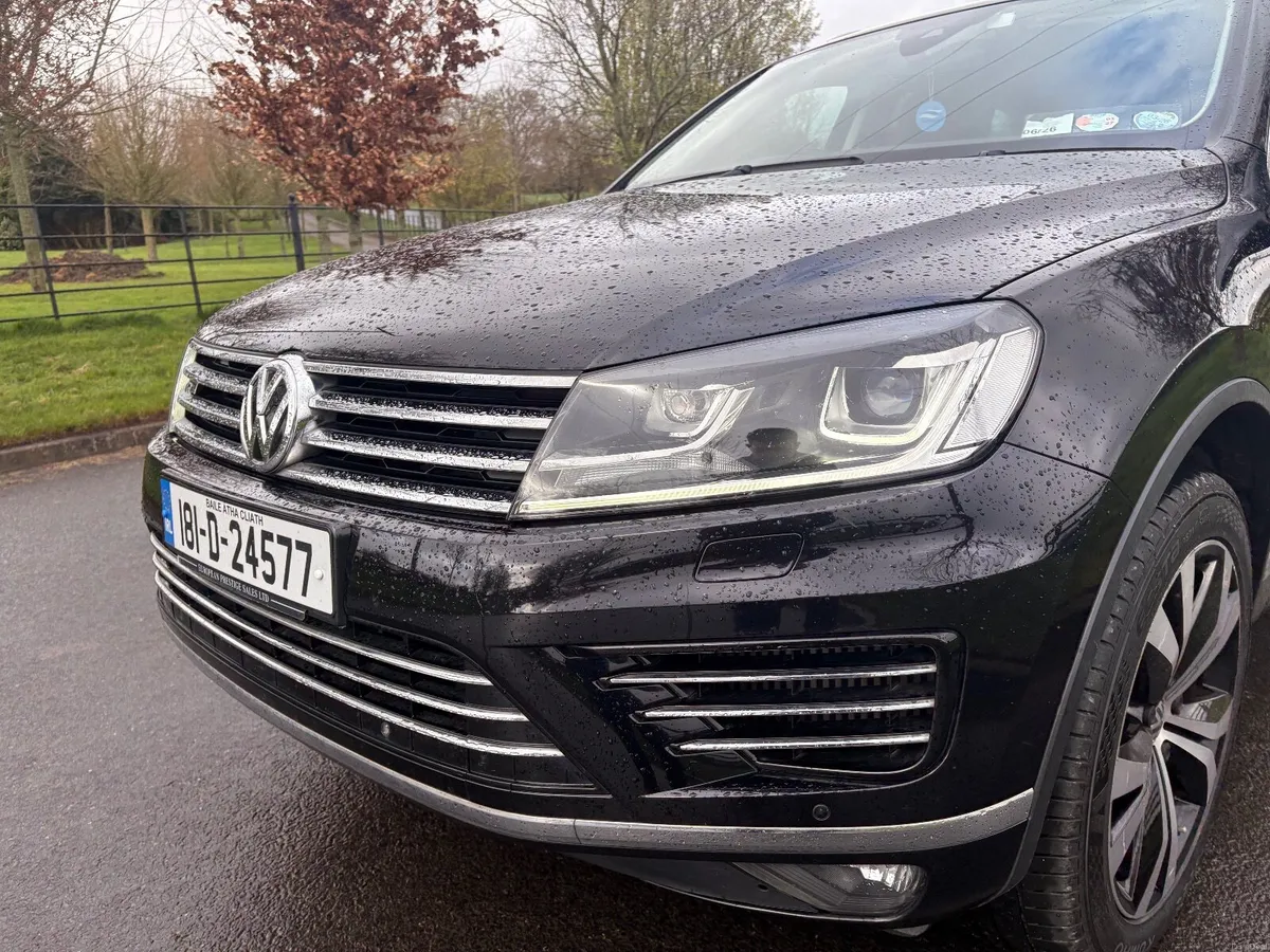 2018 Volkswagen Touareg R-Line 5 Seat Crewcab - Image 4