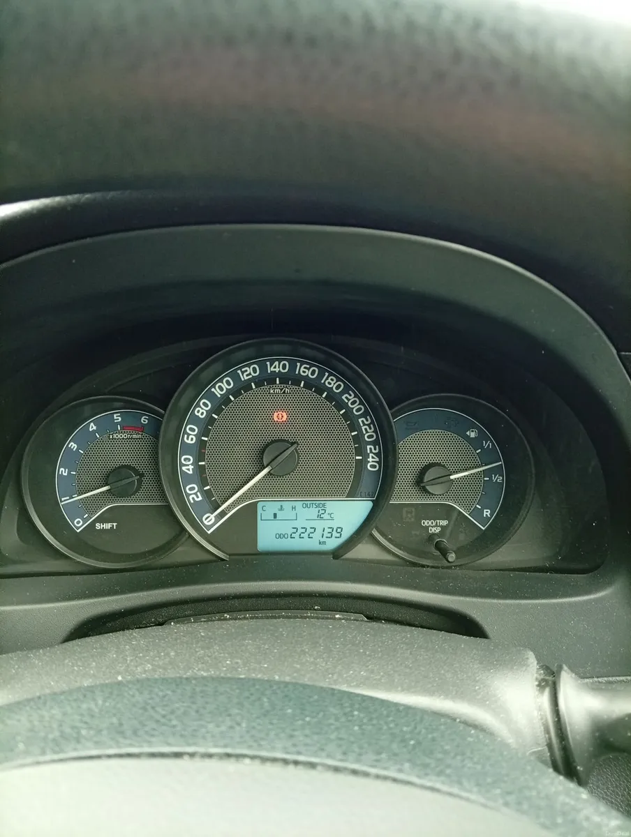 Toyota Auris 2014 - Image 2