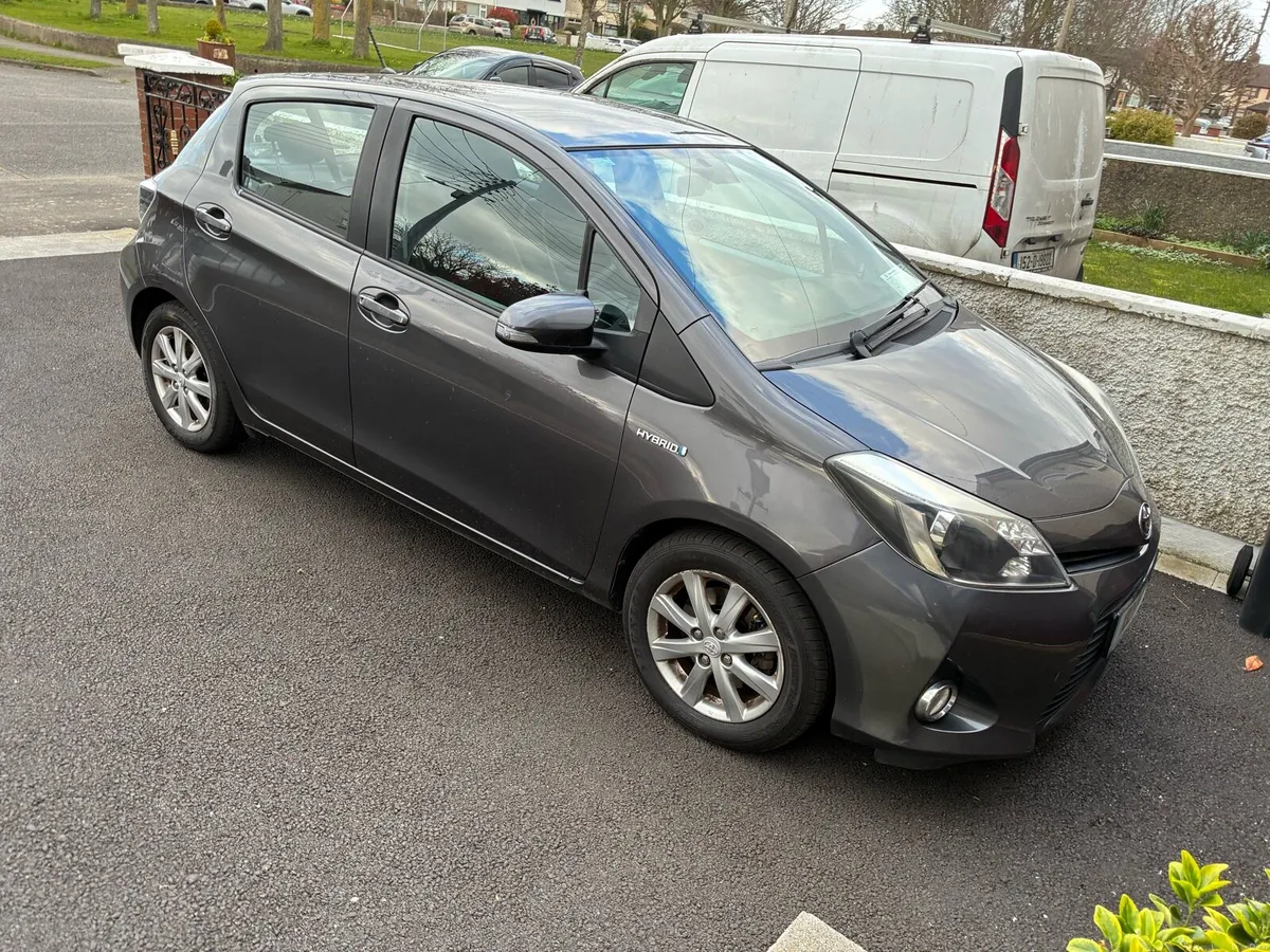 Toyota Yaris Hybrid Luxury - Image 2