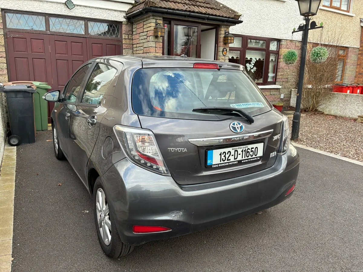 Toyota Yaris Hybrid Luxury - Image 4