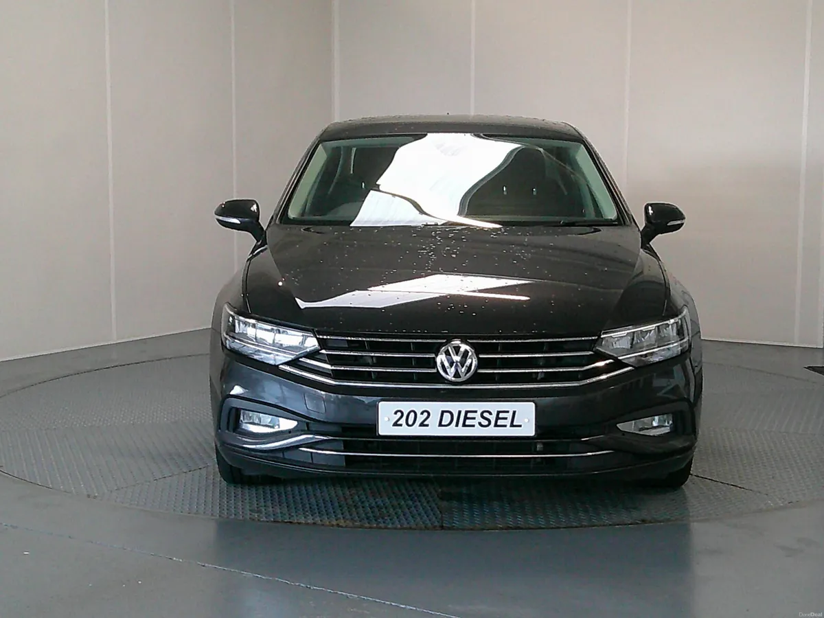 Volkswagen Passat 2020 - Image 2