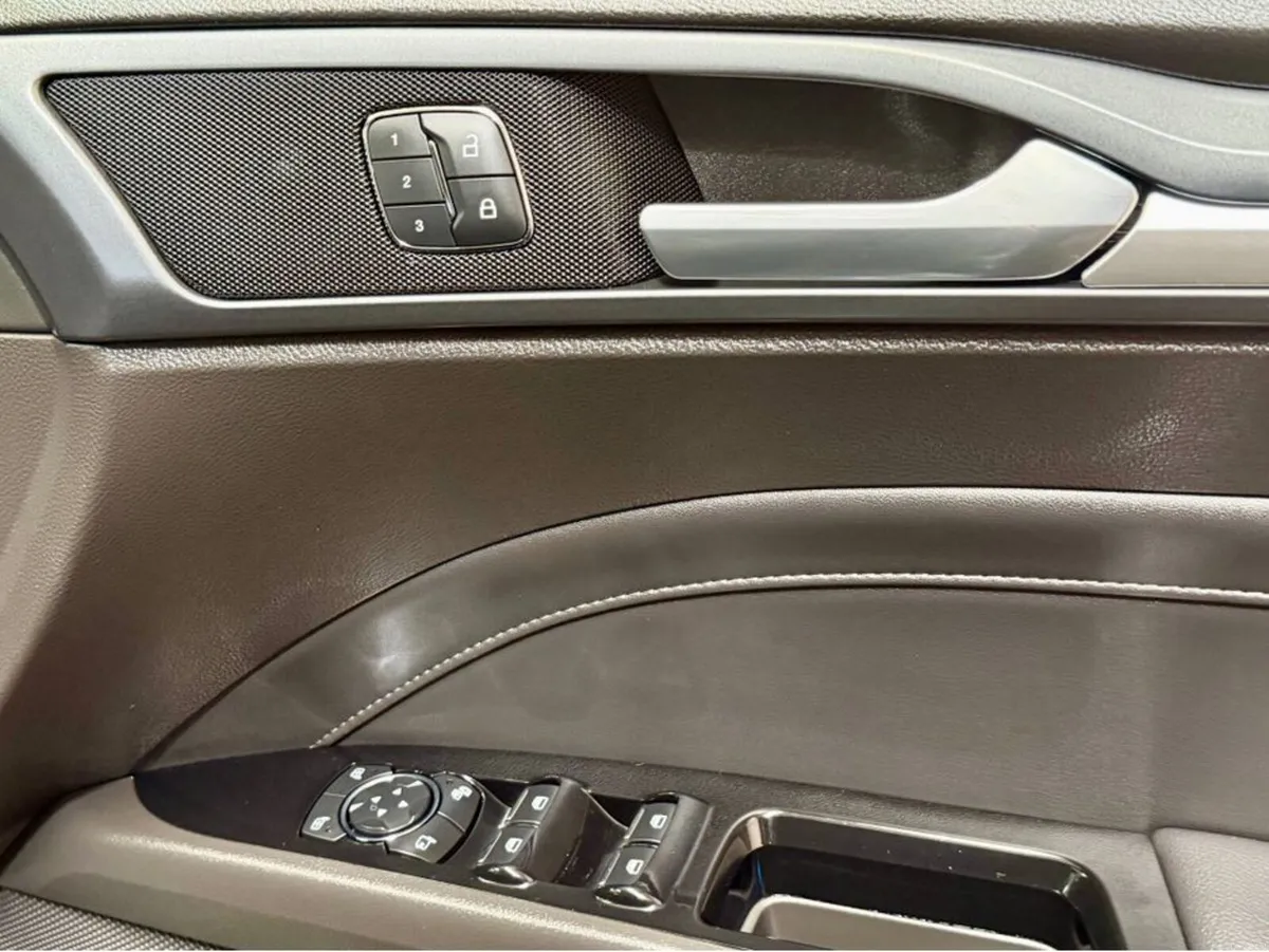 Ford Mondeo TITANIUM 1.5 TD 120PS 6SPEED - Image 2