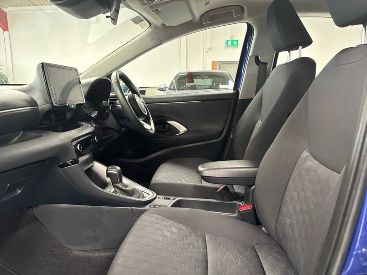 Toyota Yaris HYBRID 115 LUNA  AUTO - Image 6