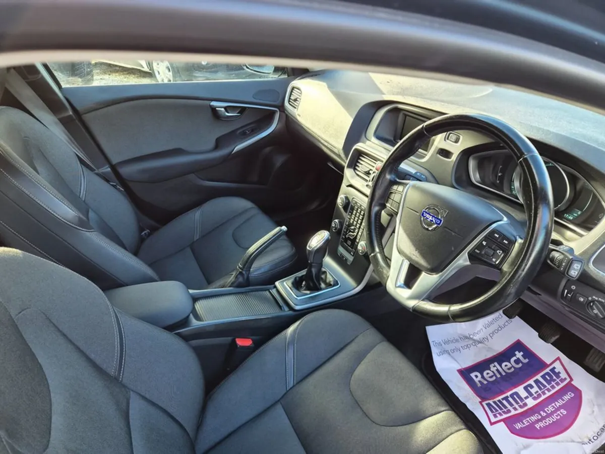 Volvo V40 CC D2 SE 5DR - Image 3