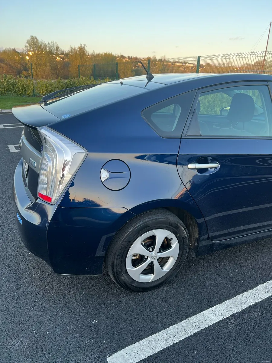Toyota prius PHV - Image 2