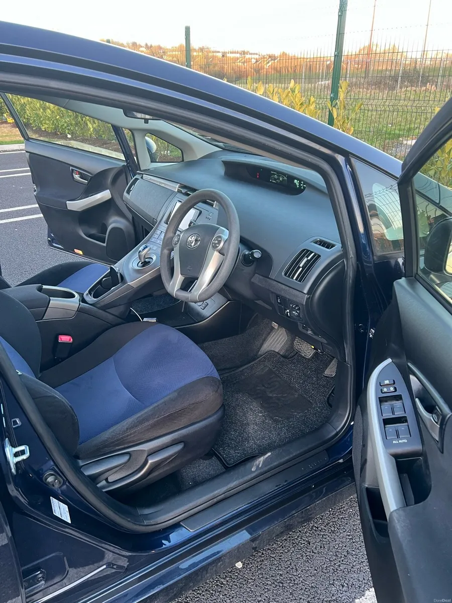 Toyota prius PHV - Image 4