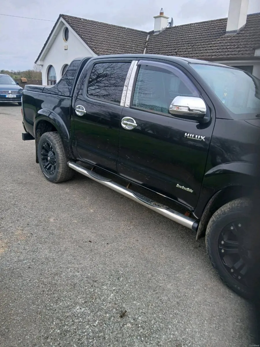 TOYOTA HILUX INVINCIBLE - Image 4