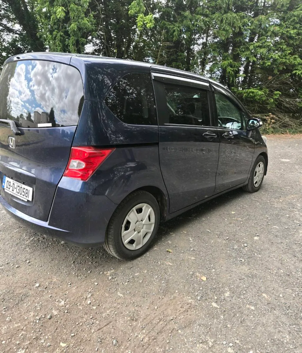 Automatic 2009 Honda Feed - Image 1