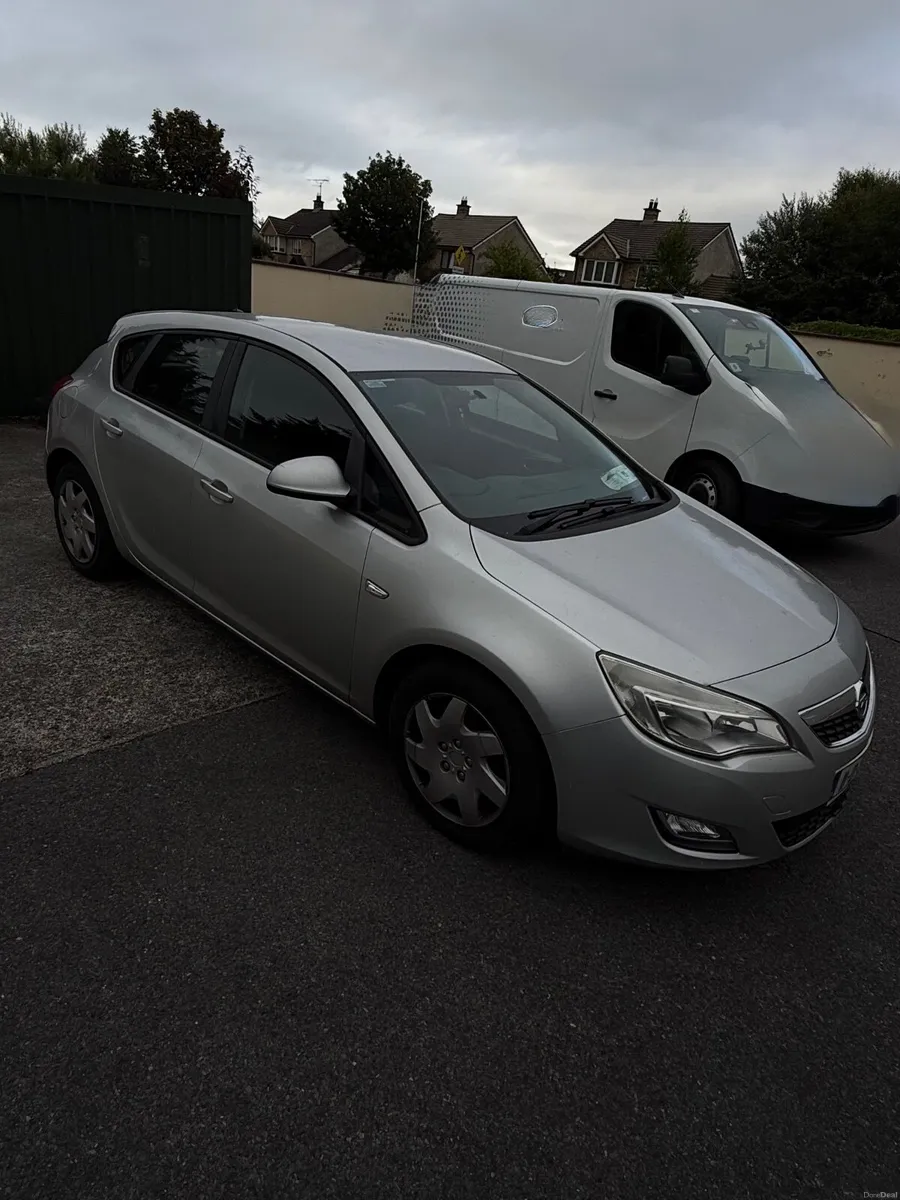 Opel Astra 2011 - Image 2