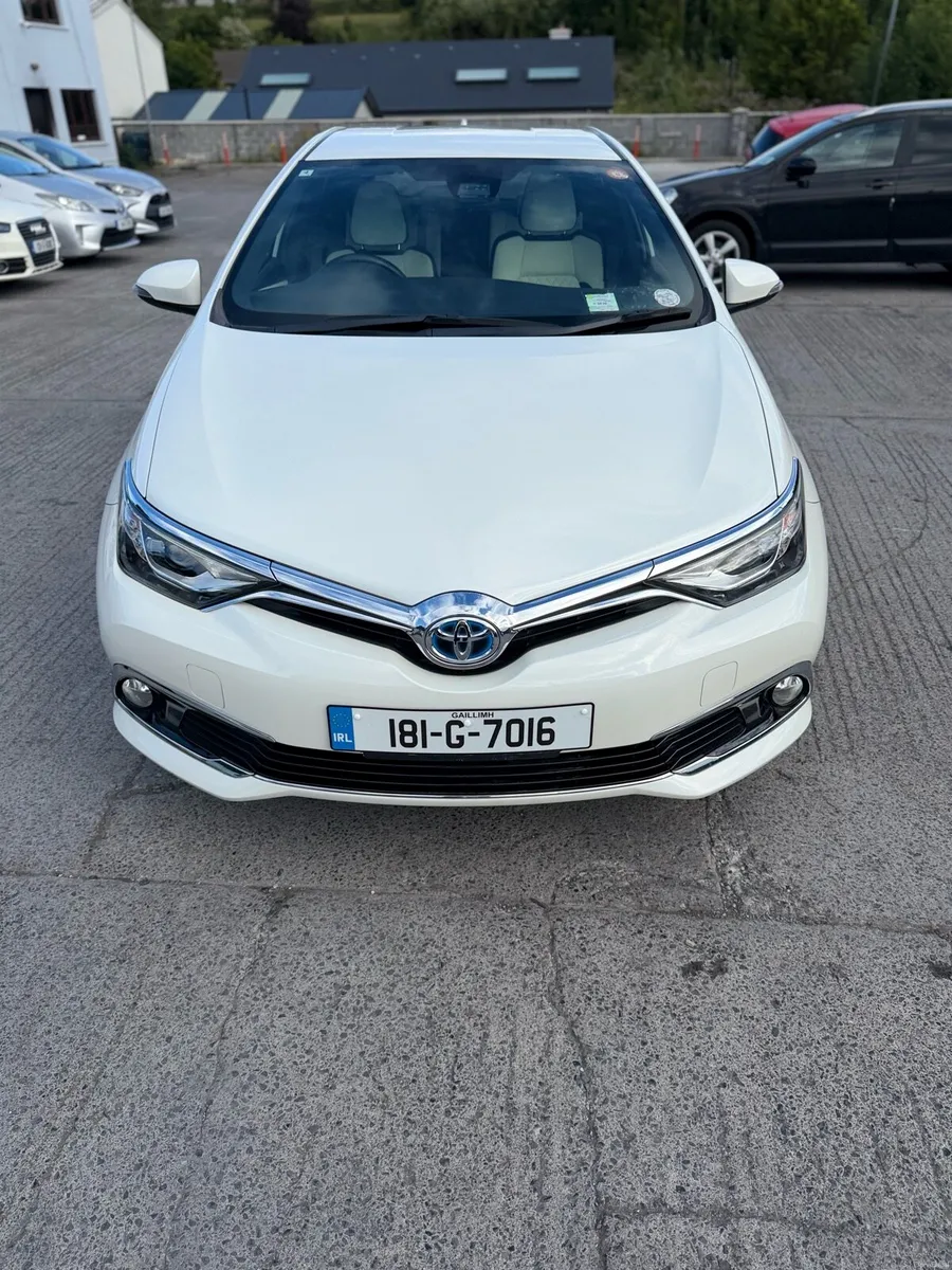 2018 Toyota Auris Hybrid With White Leather Seats - Image 4