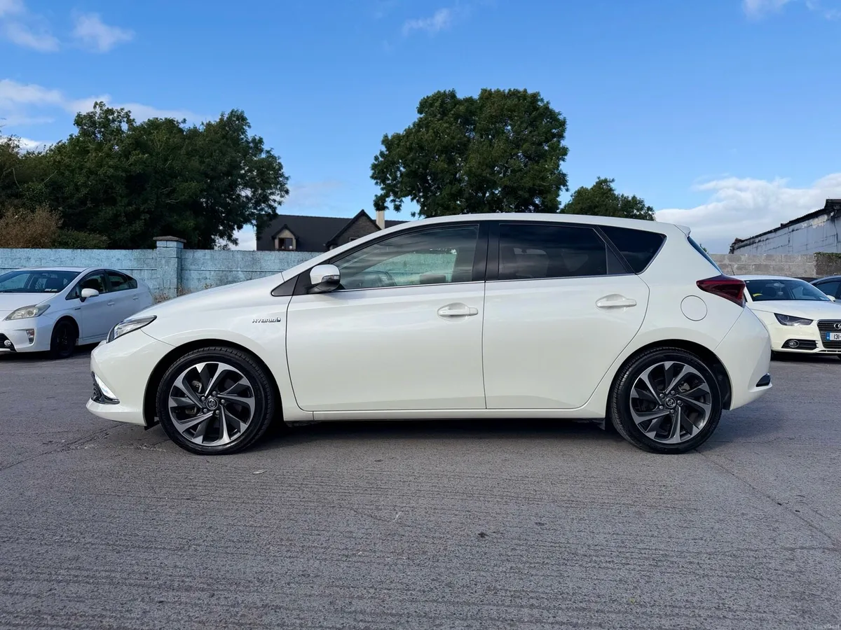 2018 Toyota Auris Hybrid With White Leather Seats - Image 6