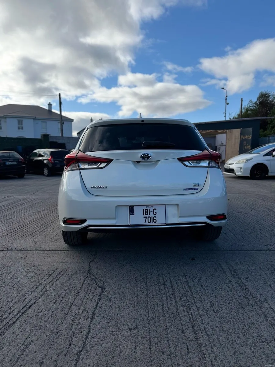 2018 Toyota Auris Hybrid With White Leather Seats - Image 3
