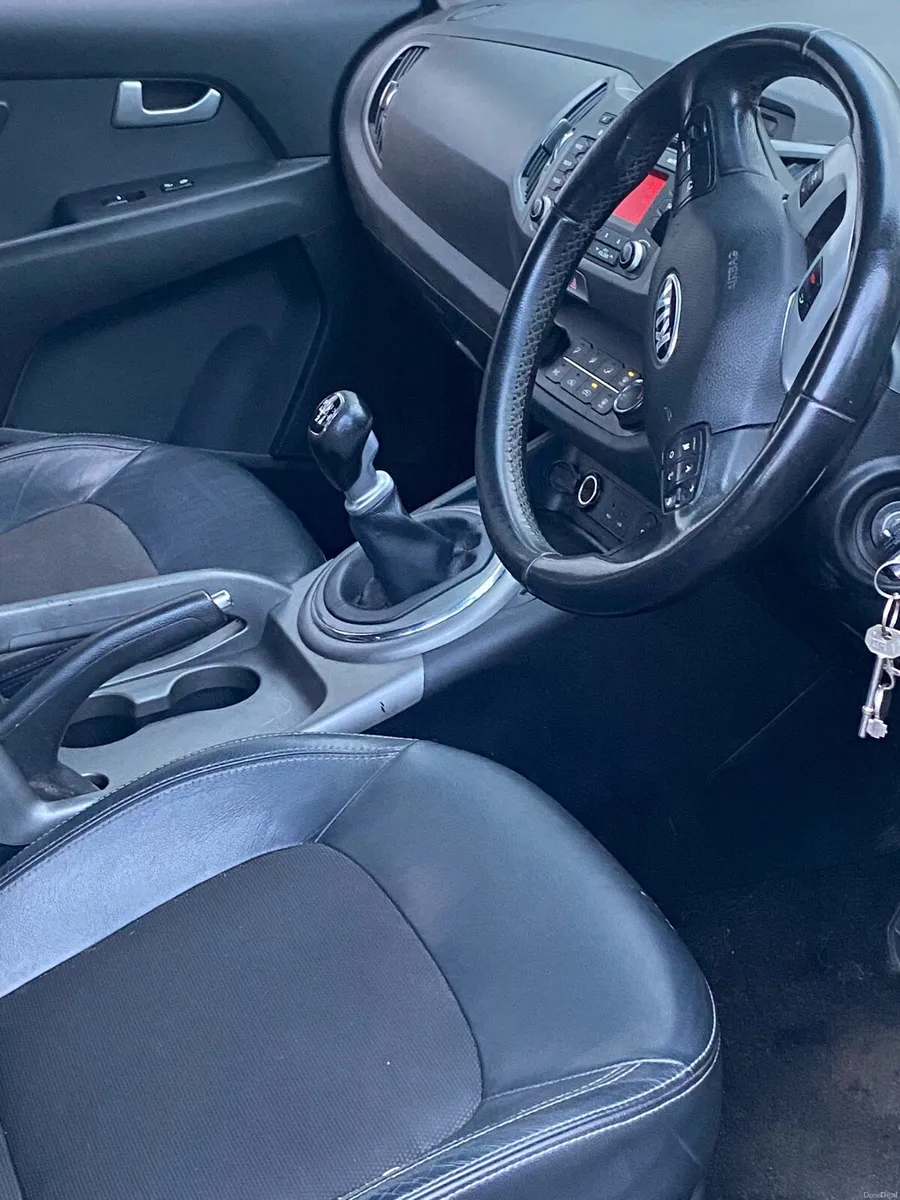 142 Kia Sportage - one owner from new - Image 4