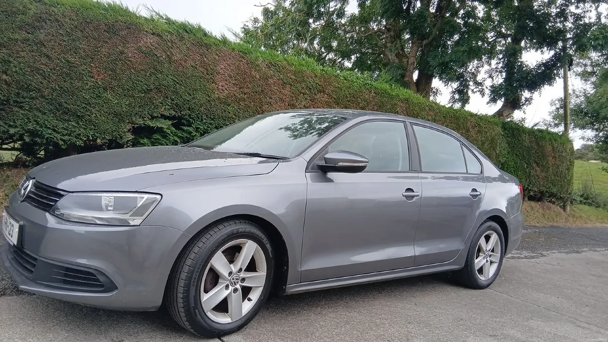 Volkswagen Jetta 2011 - Image 2
