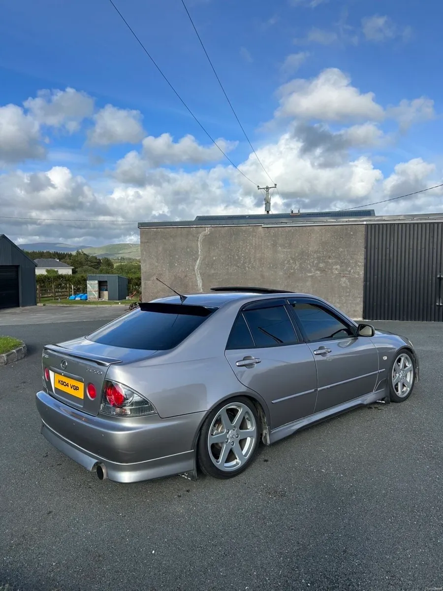 2004 le is200 - Image 2
