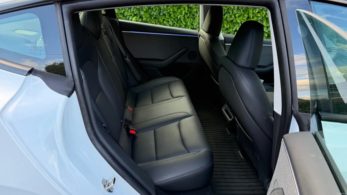 Tesla Model 3 2024 - Image 2