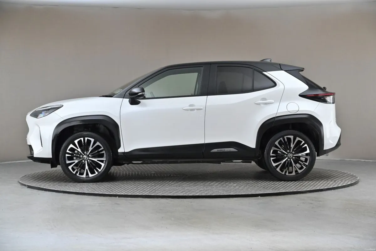 Toyota Yaris Cross 1.5 HYBRID **BI-TONE ROOF**HALF - Image 5