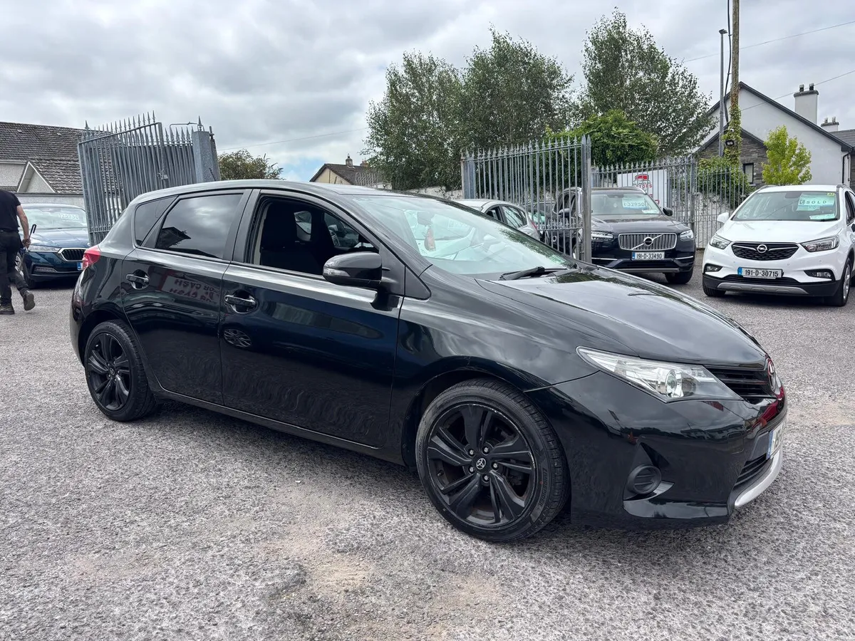 Toyota Auris 2015  1.4  DIESEL  LOW  MILEAGE - Image 1