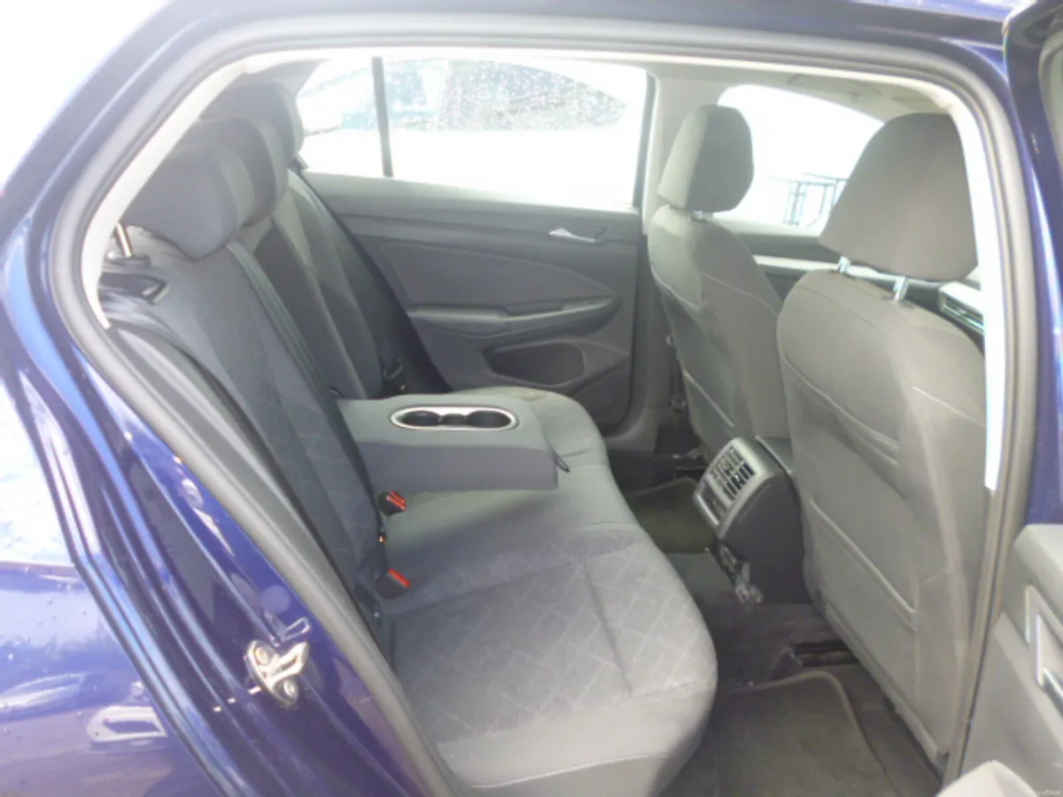VW Golf 2.0 TDI 115HP Life  2024 - Image 6