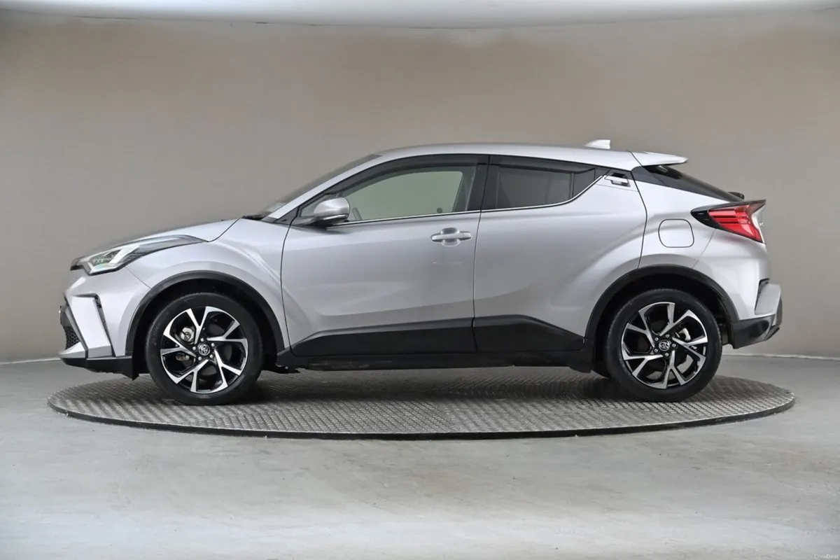 Toyota C-HR 1.8 HYBRID **HALF LEATHER**360 PAN CAM - Image 5