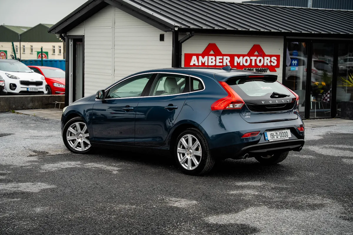 2019 VOLVO V40 D4 - Image 4