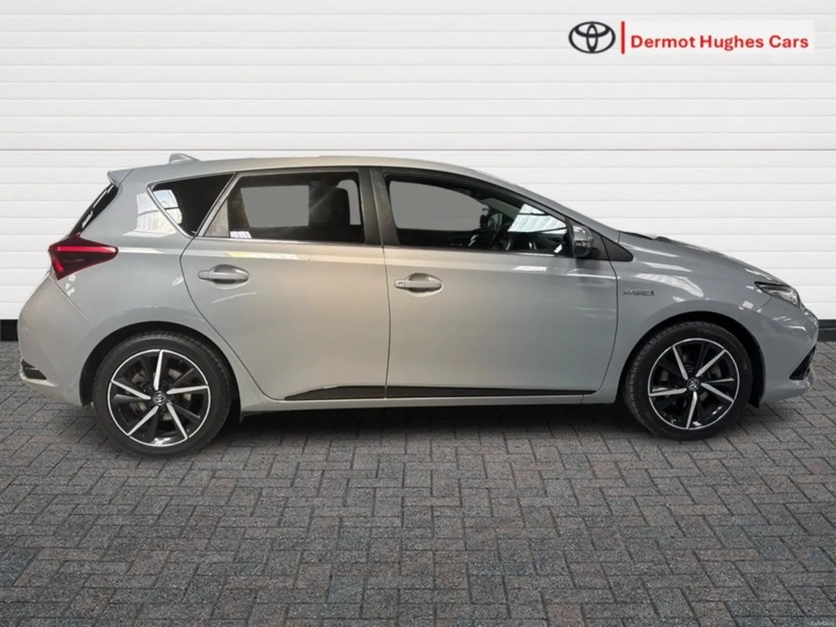 Toyota Auris 1.8 DESIGN VVT-I HEV CVT 5DR AUTO - Image 3