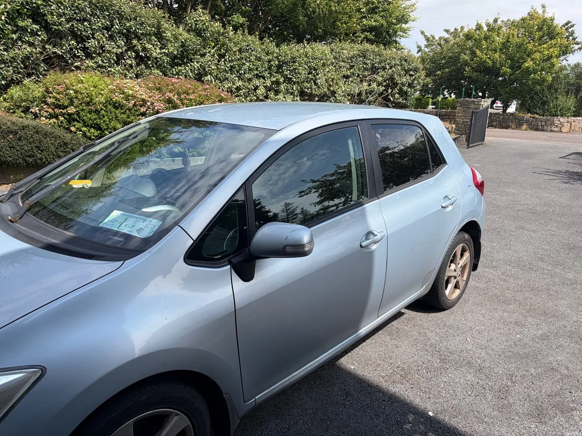 Toyota Auris 2010 - Image 2