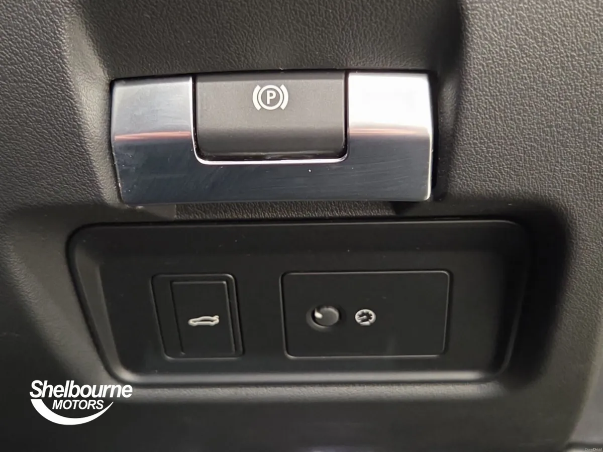 Jaguar XE R-DYNAMIC BLACK MHEV - Image 5