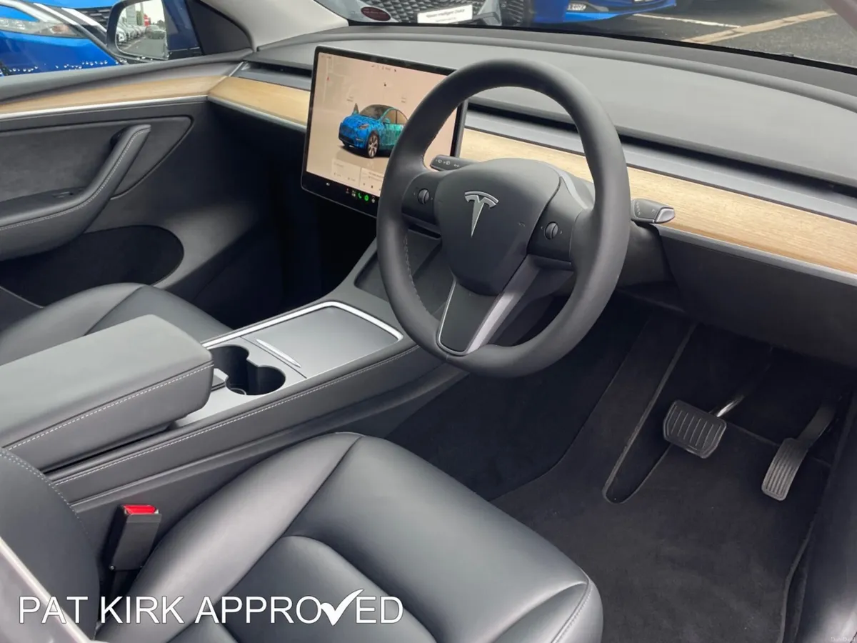 Tesla Model Y Hatchback - Image 5