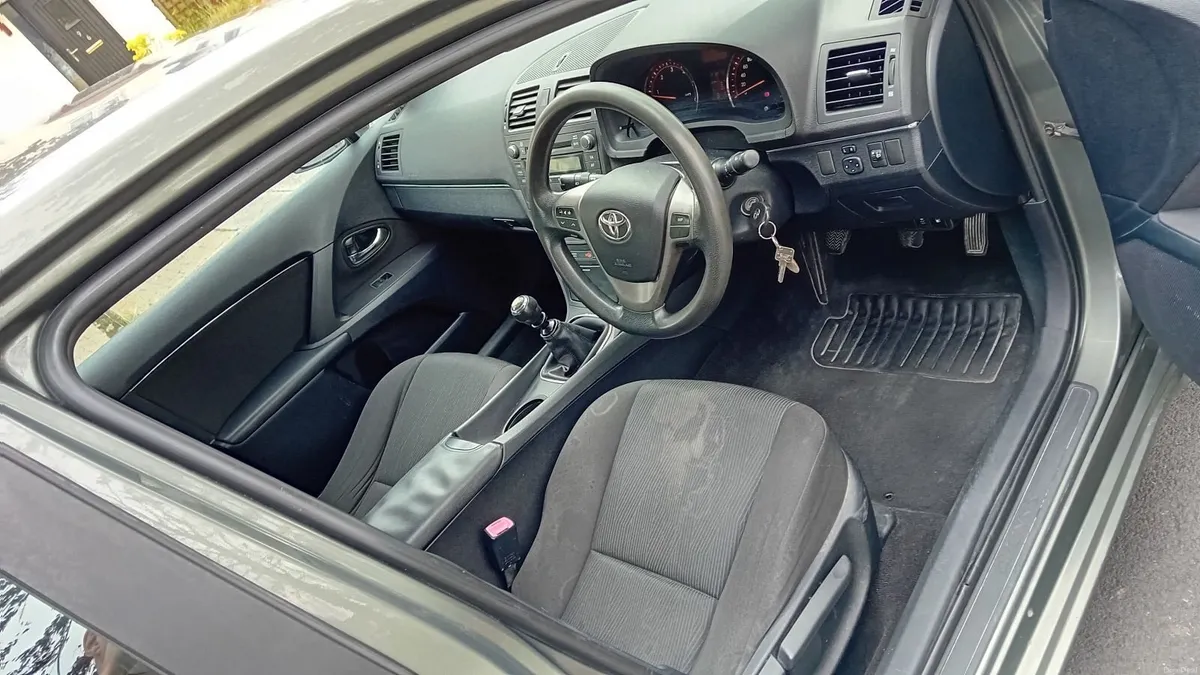 Toyota Avensis 2010 - Image 5