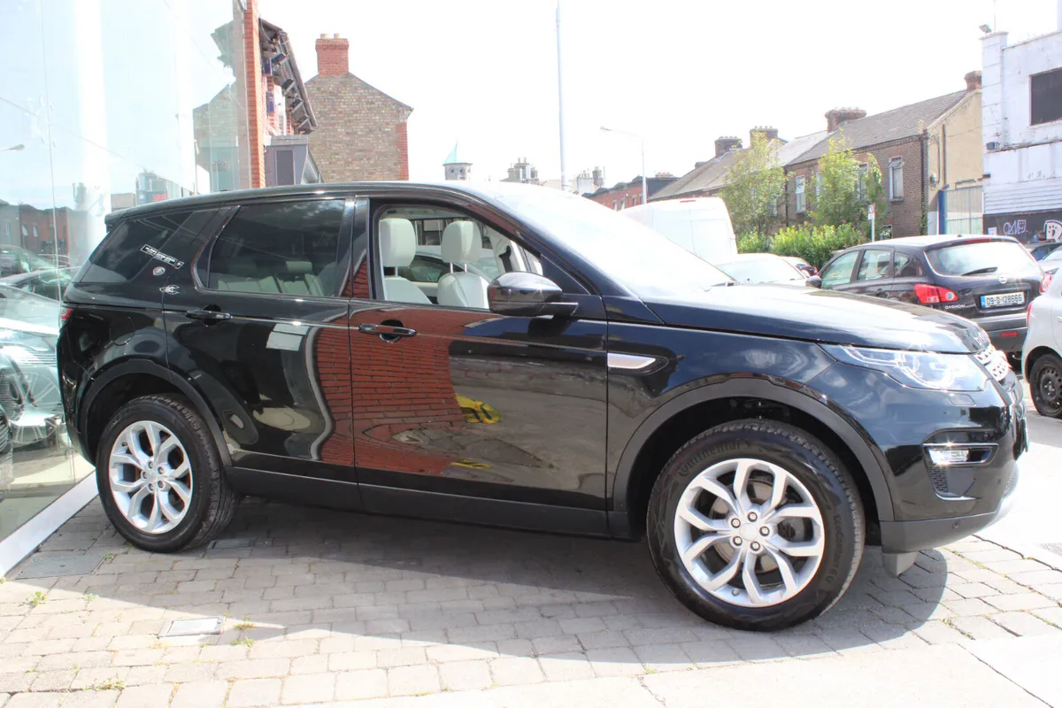 DISCOVERY SPORT - HSE - 7 SEAT - AUTO - PAN ROOF - Image 5