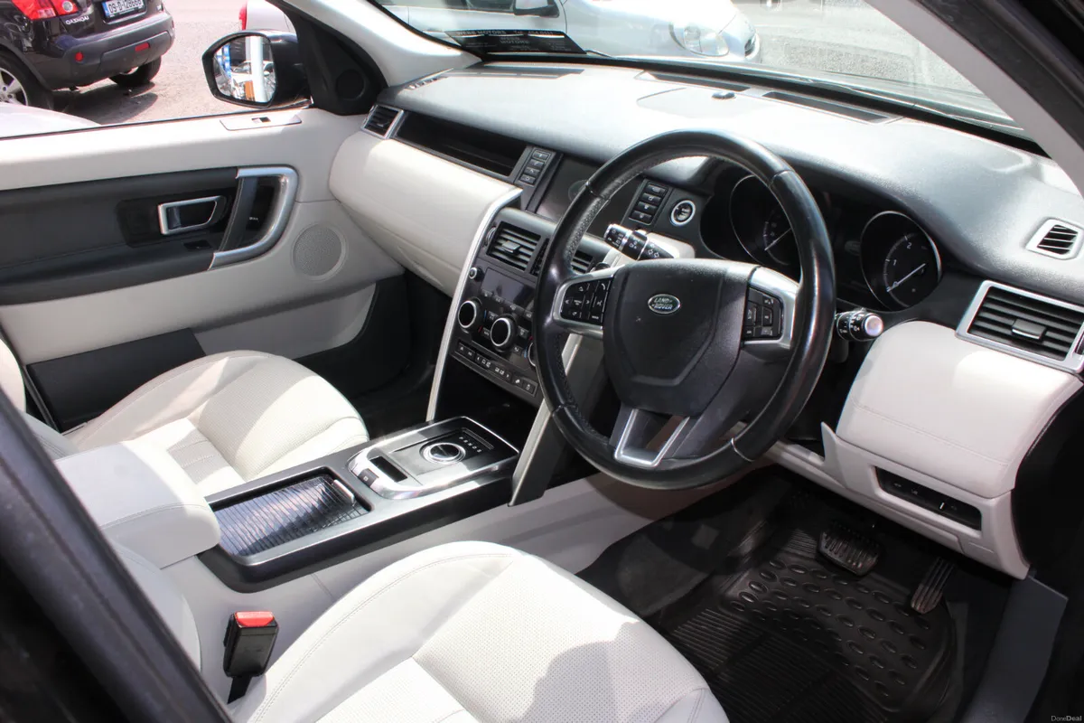 DISCOVERY SPORT - HSE - 7 SEAT - AUTO - PAN ROOF - Image 6