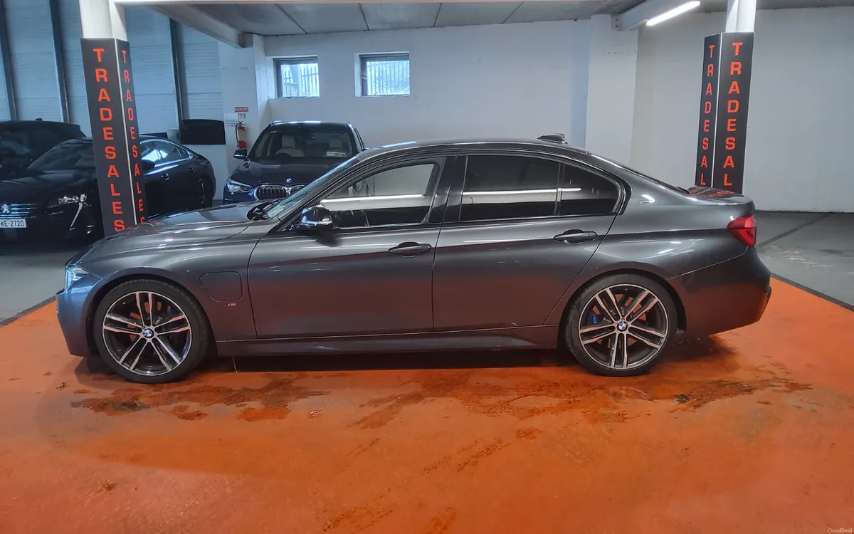 BMW 3-Series 2018 - Image 6