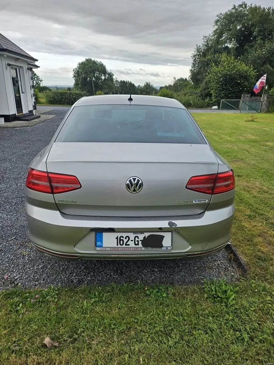 2016 Volkswagen Passat - Image 2