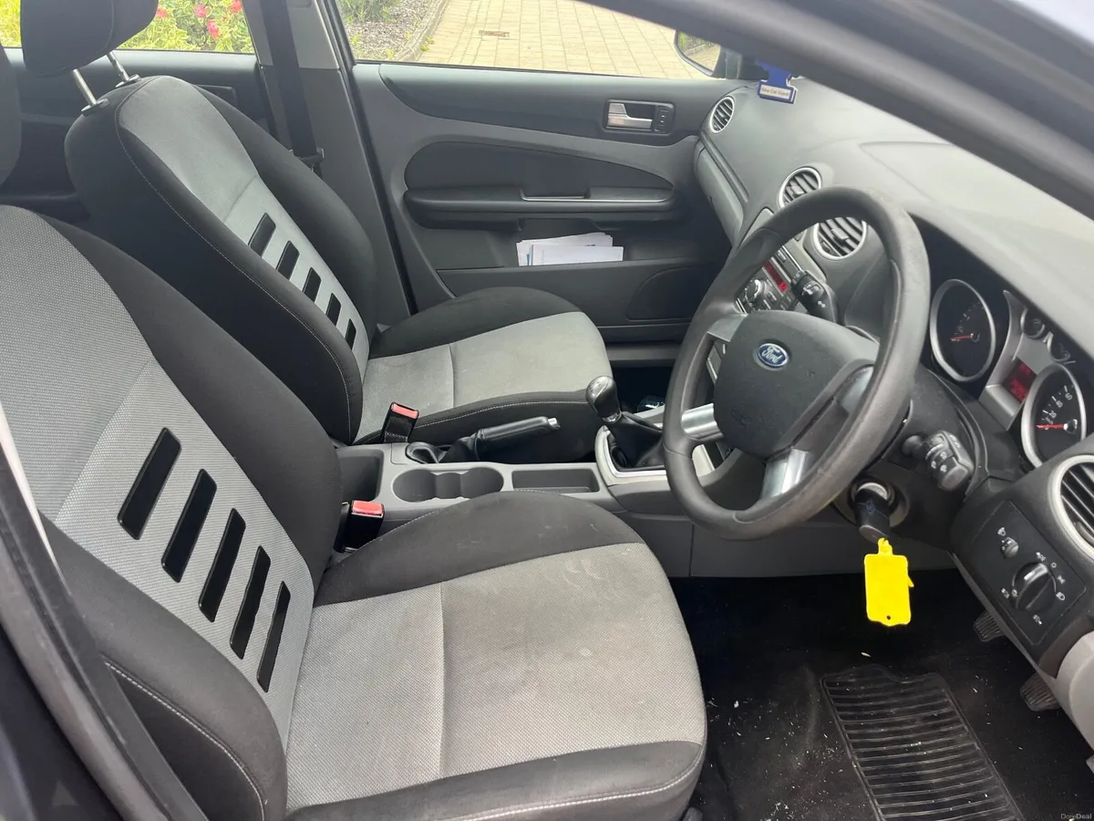 Ford Focus 2010 - Image 2