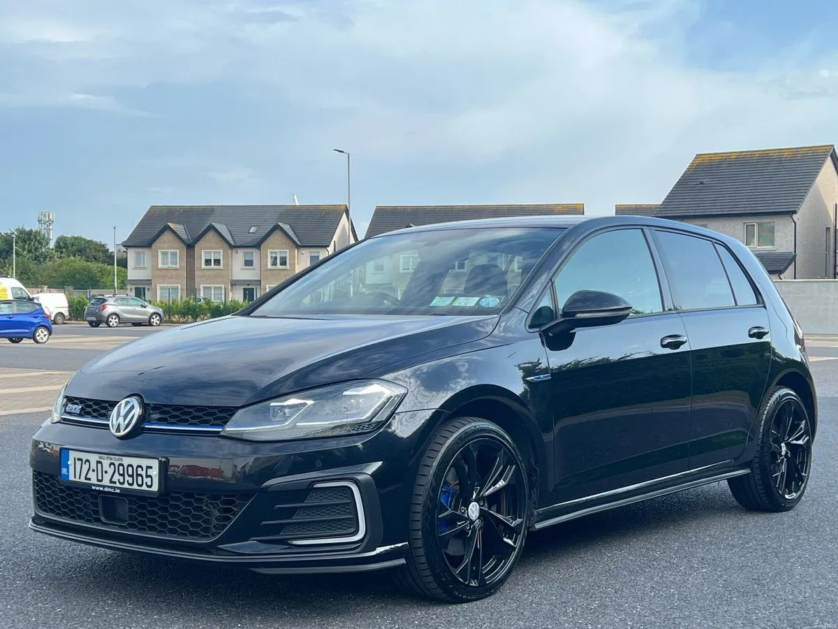 2017 Volkswagen Golf GTE - Image 2