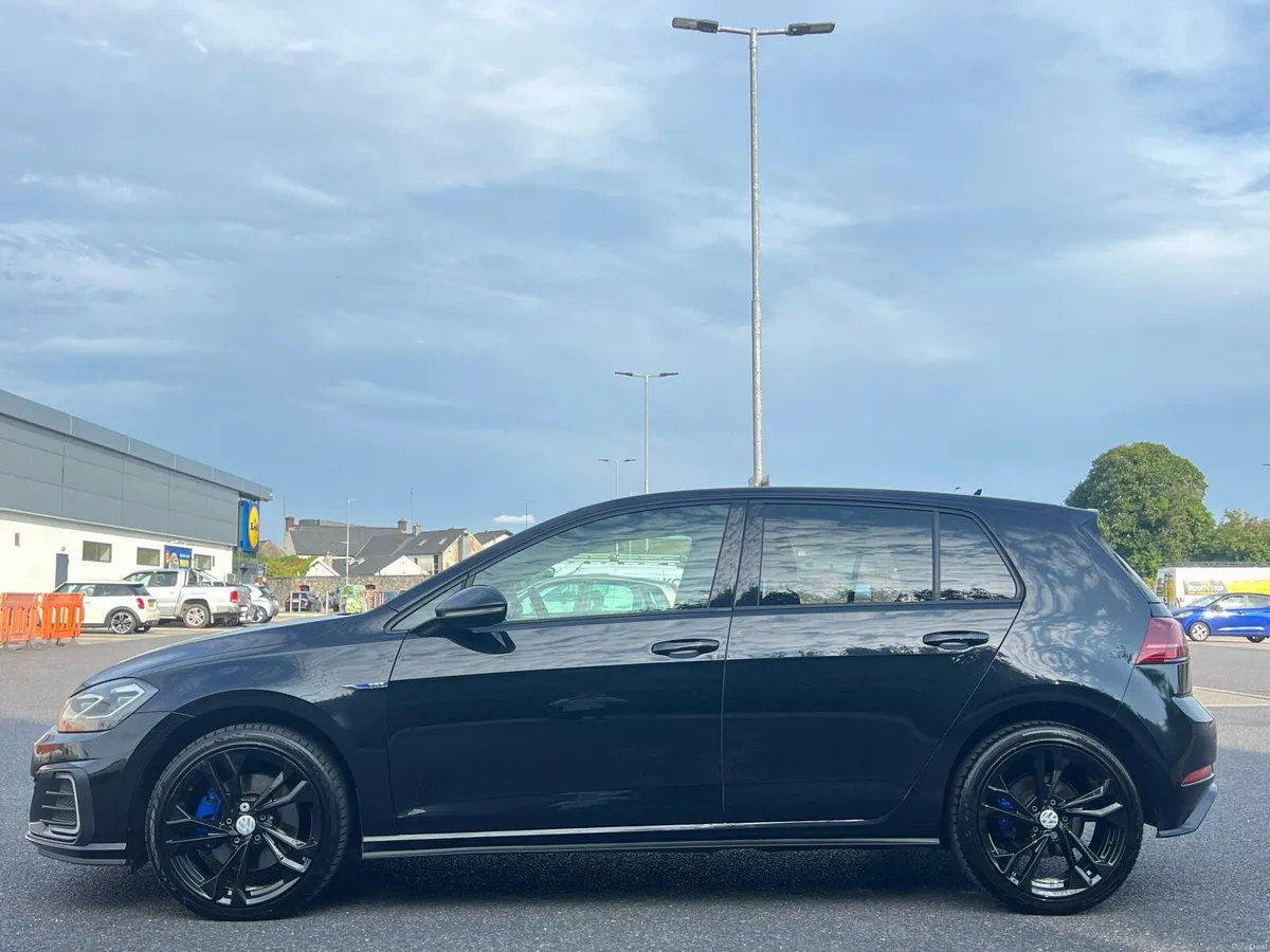 2017 Volkswagen Golf GTE - Image 4
