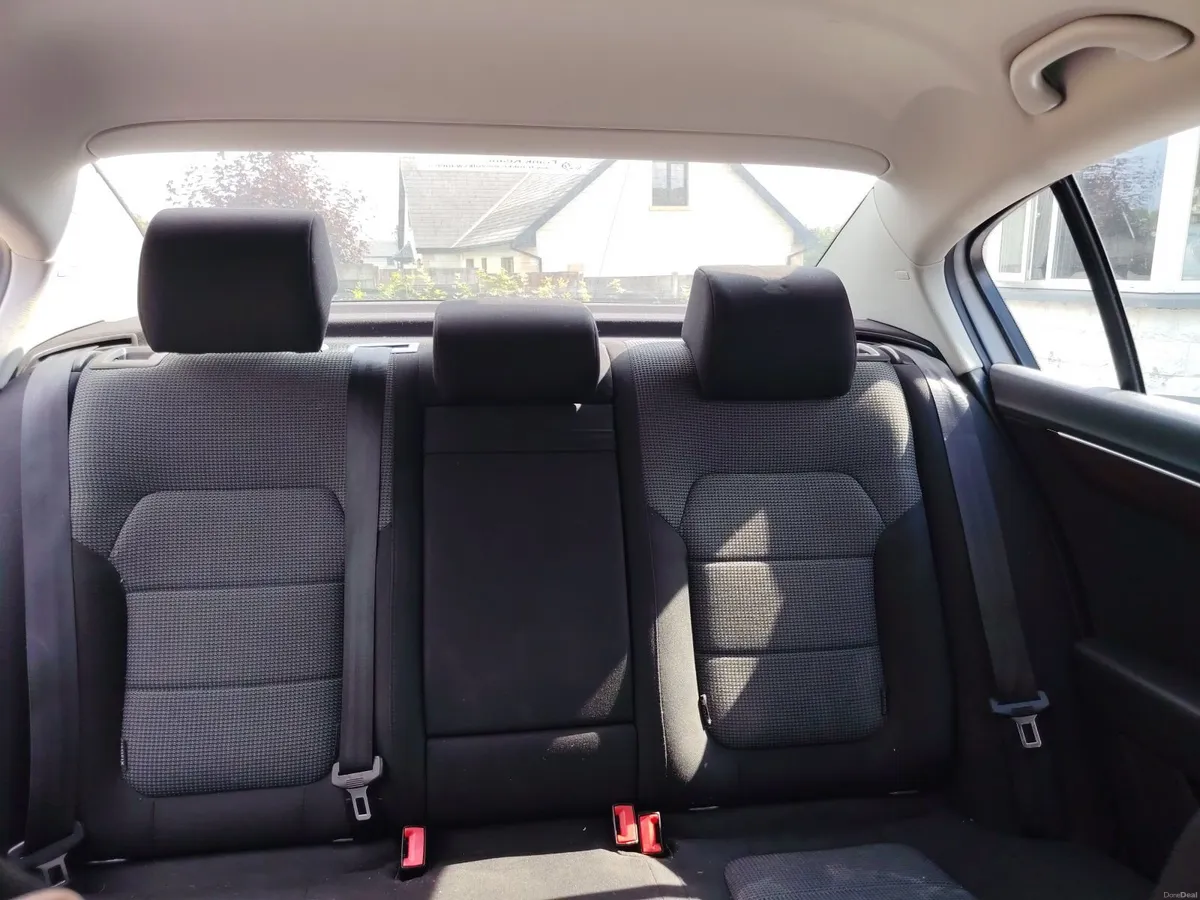 Volkswagen Passat 2013 - Image 2